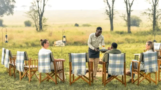 Africa_Ubuntu-Migration-Camp_Waiter-serving-drinks-at-sundowners-1536×864.jpg